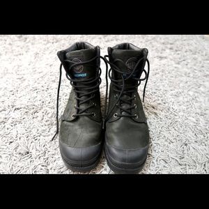 Thick and warm boots for cold winter snow and rain